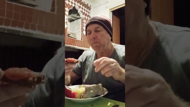 Ем на ужин свиной язык с картошкой пюре. смотреть онлайн