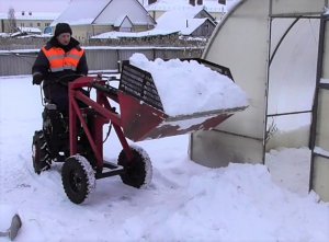 Уборка снега минипогрузчиком на мотоблоке МТЗ-09Н.mp4