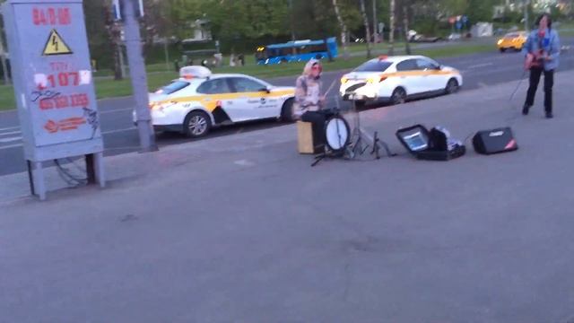 УЛИЧНЫЕ МУЗЫКАНТЫ МОСКВА играют у метро Юго-Западная/Тропарево-Никулино/Неизвестные рок-музыканты смотреть онлайн