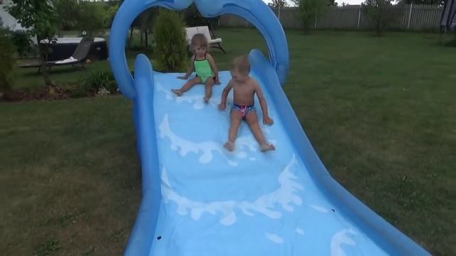 Водная надувная горка во дворе Катаемся с горки в бассейн смотреть онлайн