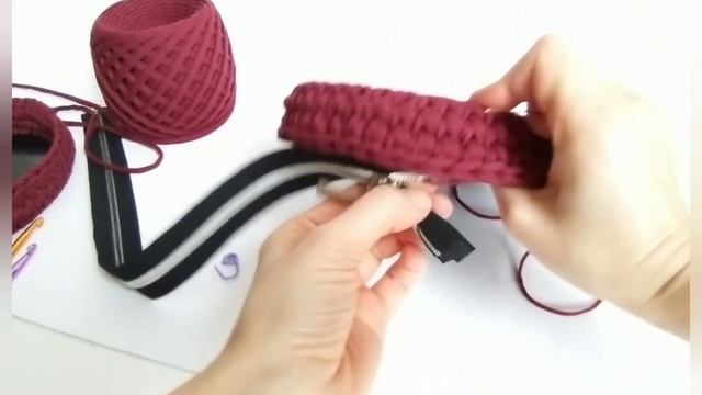 Круглая вязаная сумка с применением основ из оргстекла. Крючком из трикотажной пряжи смотреть онлайн