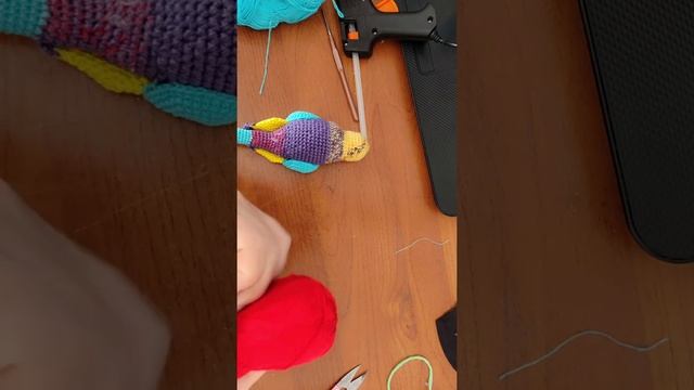 Попугайчик крючком. Часть 3. Клюв+лапки+глазки+чупчик. смотреть онлайн