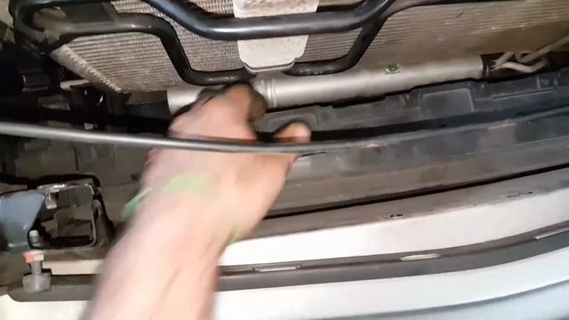 2004 Mercedes-Benz e 240 E300 e 320 radiator removal and replacement bottom clips guide only