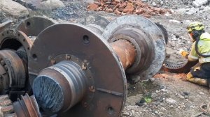 резка вала резаком, толщина 500 мм. cutting the shaft with a cutter torch, thickness 500 mm.
