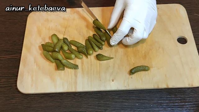 Жаңа жылға жаңа рецептпен дайындап көріңіз.Тойымды әрі пайдалы дәмді салат.Сытный салат. смотреть онлайн