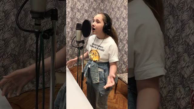 Катюша
Катюша записывает песню в студии.
