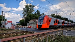 Жд переезд с двумя шлагбаумами, машины и поезда на жд переезде -  Часть 1 Поезда и Машины для детей