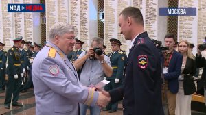 Владимир Кубышко вручил дипломы выпускникам Академии управления МВД России