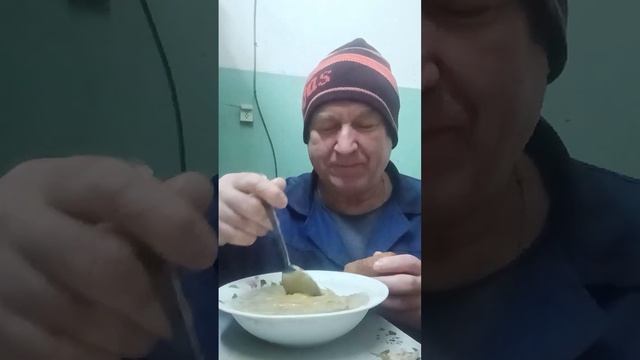 Ем заливное из гусиных лапок на работе