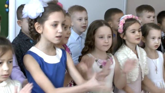 Наш класс поет песню "Мир похож на цветной луг". 05 марта 2016 г. смотреть онлайн
