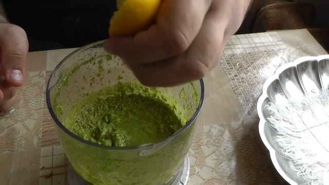 Жареная картошка с соусом в стиле песто смотреть онлайн