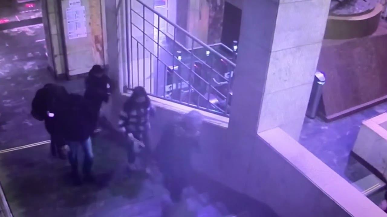 Сотрудники полиции задержали подозреваемого в попытке ограбления пассажирки метро смотреть онлайн