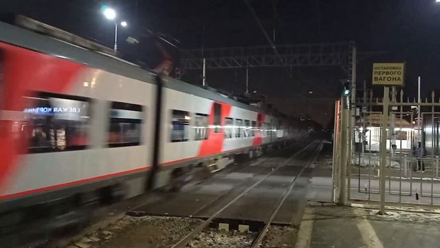 ЭС2ГП «Ласточка» СПБ - Сортавала пролетает платформу Удельная 1.12.2022 19:33 смотреть онлайн