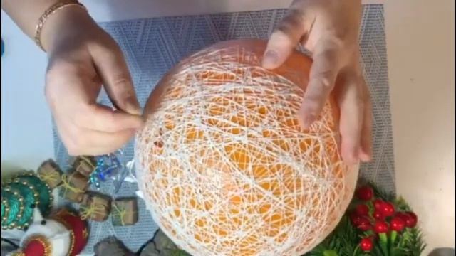 НОВОГОДНИЕ ПОДЕЛКИ СВОИМИ РУКАМИ. ПРОСТЫЕ ПОДЕЛКИ В САДИК И ШКОЛУ. ШАР ИЗ НИТОК И КЛЕЯ. смотреть онлайн