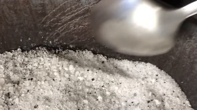 Такой РЖАВЧИНЫ и НАГАРА на сковороде я еще не видел. Как очистить чугунную сковороду