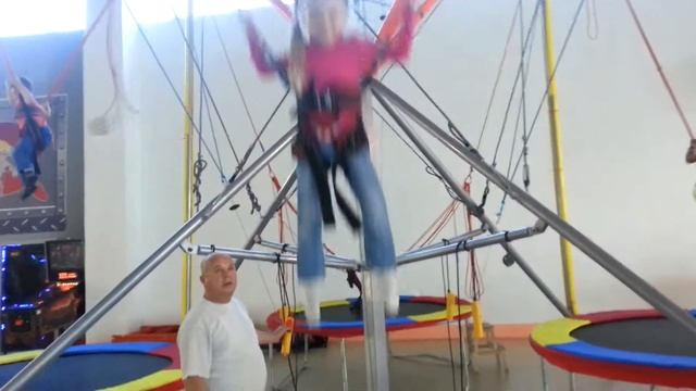 Прыгаем на тарзанке и батуте. смотреть онлайн