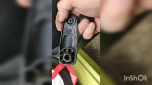 Снимаем ручку стеклоподъемника задней двери Пежо 207