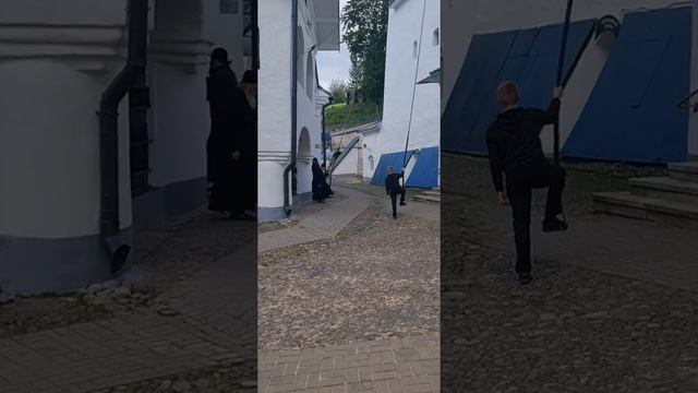 Псково Печерский монастырь. Звонница смотреть онлайн