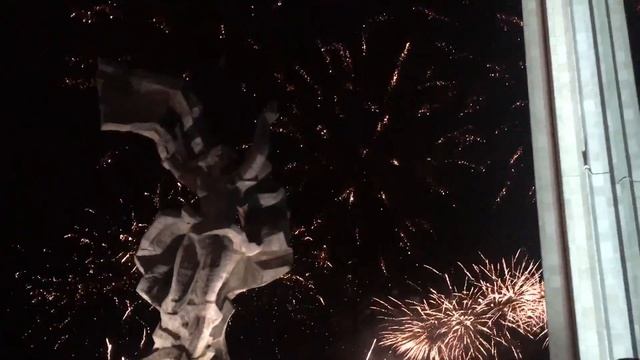 Праздничный фейерверк у Памятника Освободителям в Риге 9 мая 2019 г. смотреть онлайн