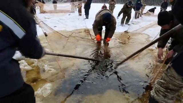 Рыбалка неводом на карася в Якутии (2 часть) смотреть онлайн