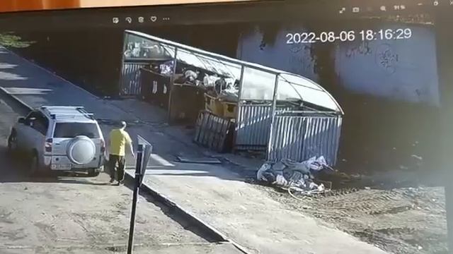 Появление нелегальной свалки мусора рядом с контейнерами для ТБО в Саратове смотреть онлайн