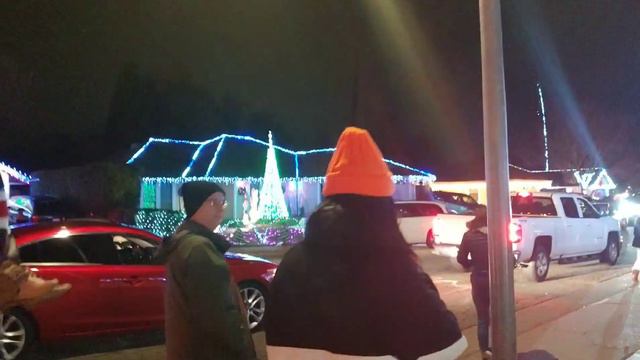 Как украшают дома к Рождеству в США / Christmas lights in Sacramento смотреть онлайн