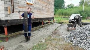 Отмостка у дома на винтовых сваях Часть 1