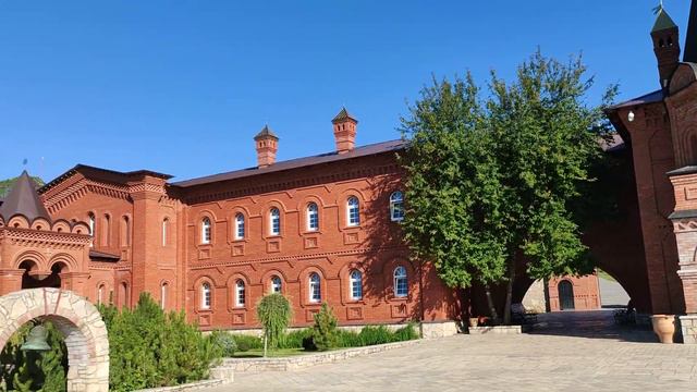 Красивая территория мужского монастыря смотреть онлайн