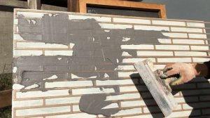 Клинкерный кирпич на стене своими руками. Имитация через трафарет.