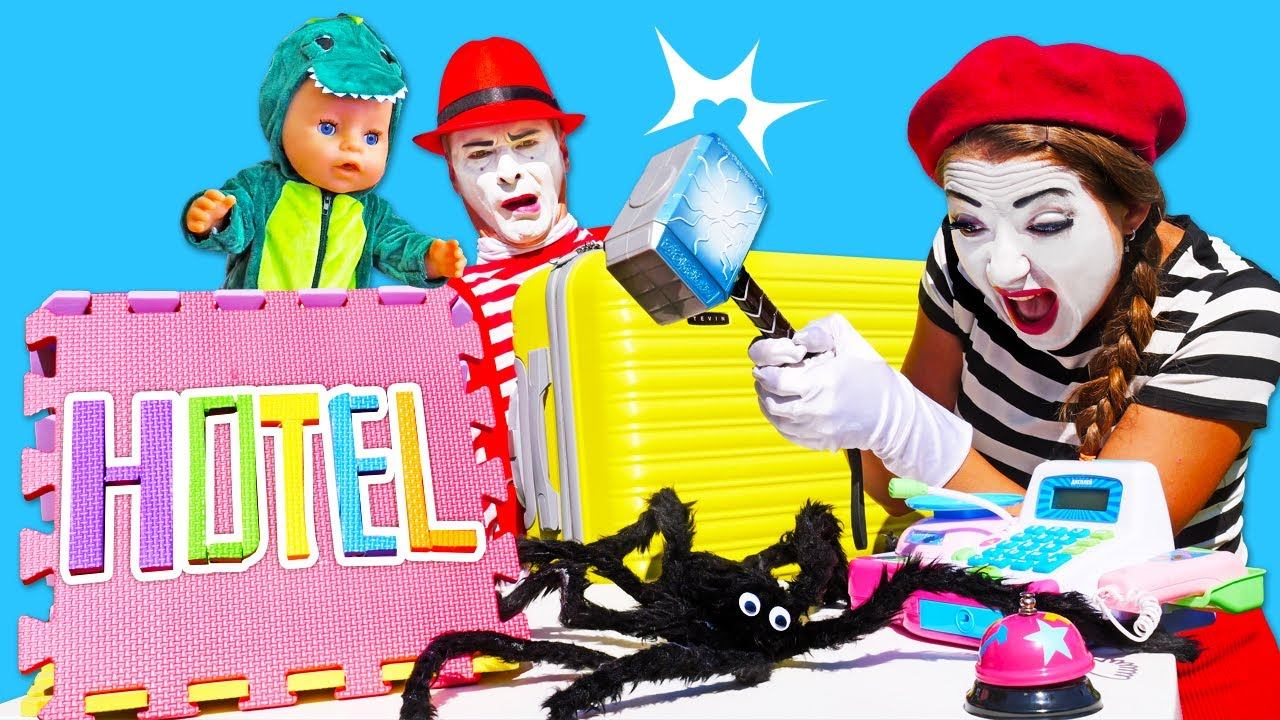 Кукла БЕБИ БОН в отеле с ПАУКАМИ! Играем в куклы Baby Born в видео для девочек смотреть онлайн