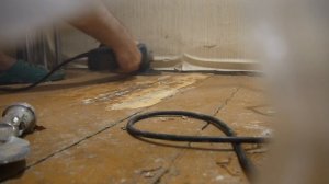 Очистка деревянного пола от толстой краски.