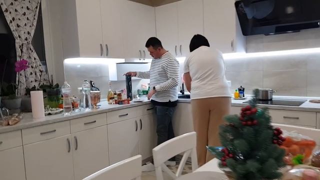 Покрасил маму! Готовим Новогодний стол ! Скоро Новый Год ? смотреть онлайн