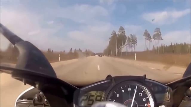 Мотоцикл на скорости 300 не догнал мерс Motorcycle at 300 caught up with Mercedes смотреть онлайн