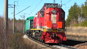 ТЭМ18ДМ-338 с небольшим грузовым составом