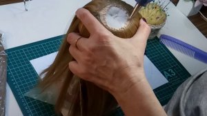 Как приклеить трессы к голове куклы