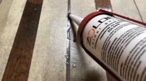 Ремонт деревянного пола герметиком. Заделываем щели в полу.