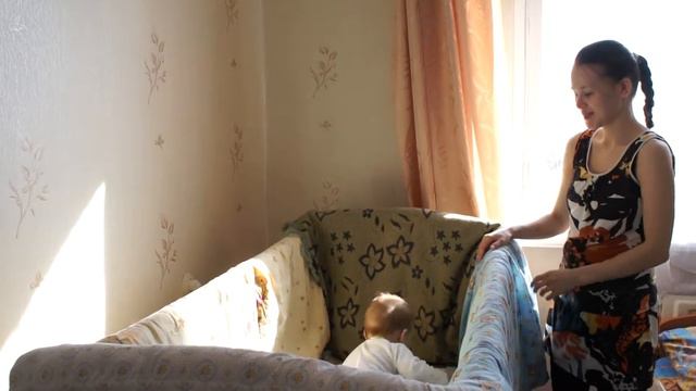 Лева учится ходить по кровати смотреть онлайн