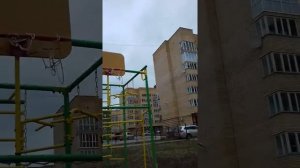 Спорт на улице. Баскетбол и футбол