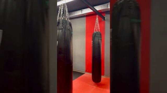 Снарядный зал в клубе кикбоксинга Райвен. Балашиха #бокс #кикбоксинг #спорт смотреть онлайн