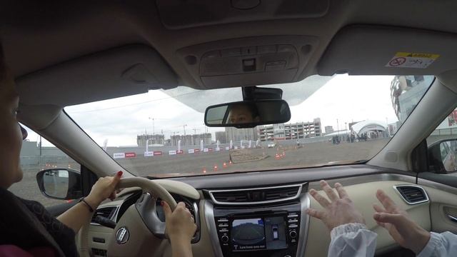 Nissan Qashqai 10 лет - полоса препятствий на Nissan Murano смотреть онлайн