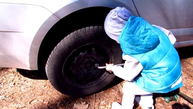 Машина сломалась, отлетело колесо Малыш пришел на помощь Папе починить колесо машины смотреть онлайн