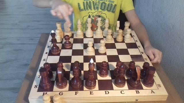 Шахматы.Ловушка в королевском гамбите.Чёрная пешка съедает белые пешки,ладью и превращается в ферзя смотреть онлайн