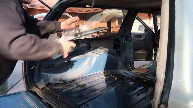 S10 Blazer Build ep.01 (Tearing down the interior) смотреть онлайн