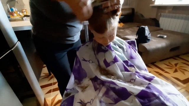 Вызвала парикмахера на дом/ ЛУЧШИЙ СПЕЦИАЛИСТ! НЕОБЫЧНАЯ ТЕХНИКА СТРИЖКИ ВОЛОС!!! 7 мая 2020 смотреть онлайн