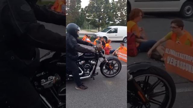 Motorradfahrer wird von Letzte Generation nicht durchgelassen, Blockade BMW смотреть онлайн