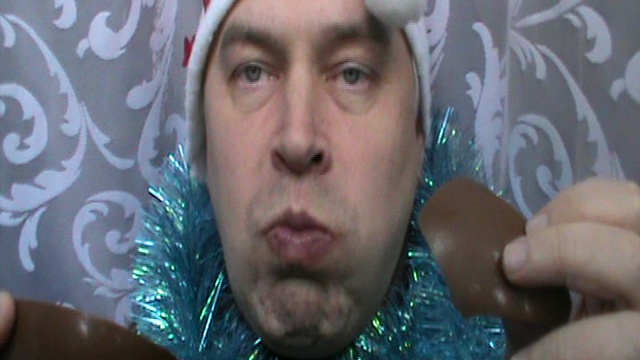 Мужик кушает шоколадный подарок