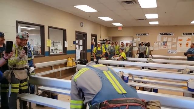 Американский шахтер на спор съел самый острый перец в мире смотреть онлайн