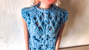 КАК СВЯЗАТЬ ПЛАТЬЕ ДЛЯ КУКЛЫ БАРБИ СПИЦАМИ ПОДРОБНО