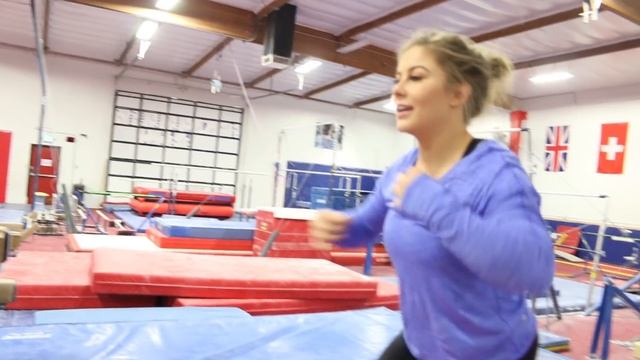 Reverse Gymnastics Challenge With Rebecca Zamolo + Shawn Johnson смотреть онлайн