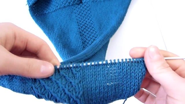 Вяжем свитер узором 
